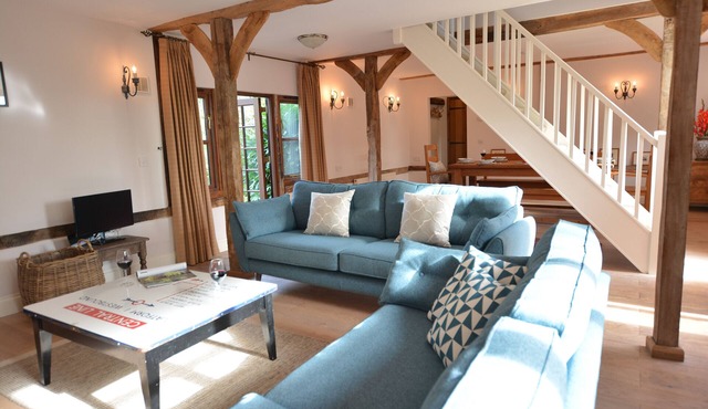 WHEELWRIGHT'S BARN, pet friendly, with open fire in Halesworth