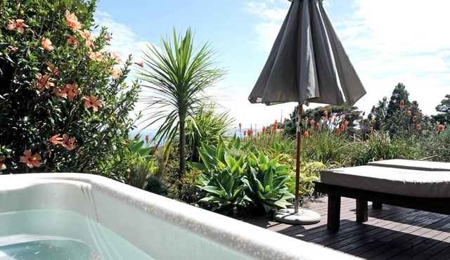 Whenua Apartment with Spa Pool minutes from Surf Breaks
