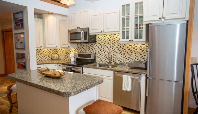 Whetstone Chalet, Golf, Private Lake, XC Ski, Bike trail to Town!