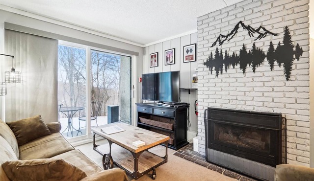 Whiffletree C2 has been totally renovated and is on the Shuttle Bus Route with a ski trail back to the property. Summer Outdoor pool. Near Golf Course