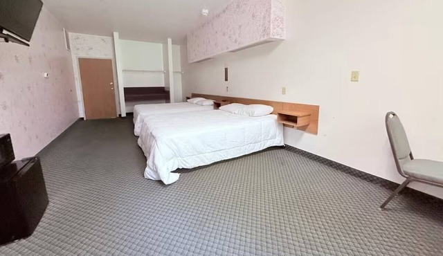 Whimsy Castle-Style Retreat Near Iconic Ida Grove Landmarks – 5 Min Drive