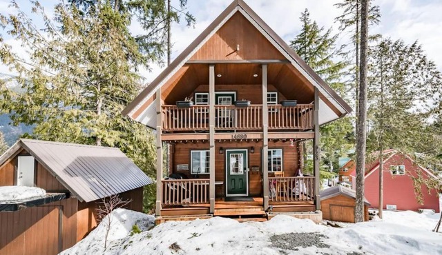 Whiskey Jack, 4 Bedroom Cabin with Outdoor Firepit