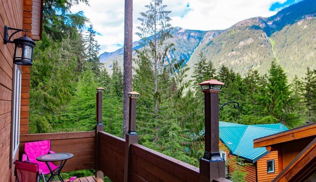 Whiskey Jack, 4 Bedroom Cabin with Outdoor Firepit