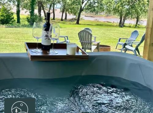 Whispering Oak- Lakefront Cabin Retreat