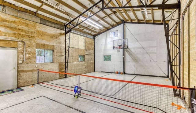Whispering Pines: Hot Tub Retreat w Sports Court