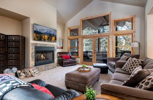 Whispering Pines Retreat: Quiet Wooded Setting, Hot Tub