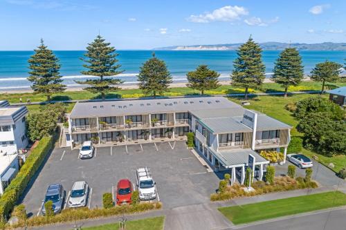 Whispering Sands Beachfront Motel