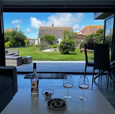 Whispering Waves Guest house, Brighton-8 mins, Guests 4, Beachfront, Free parking, WiFi, Kitchen and AC