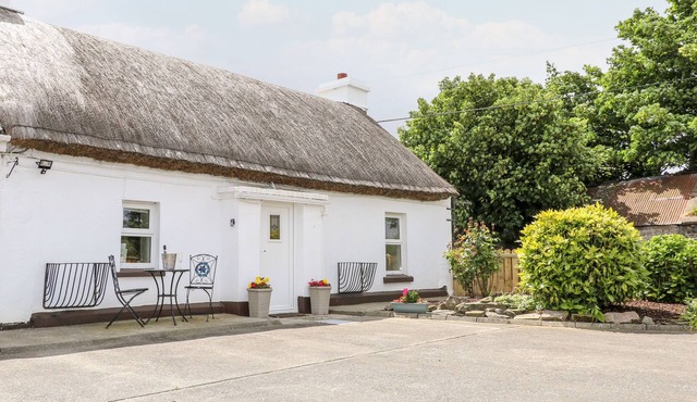 WHISPERING WILLOWS - THE THATCH in Carndonagh, County Donegal