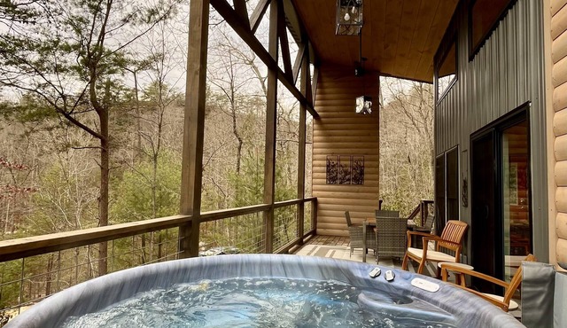 Whispering Woods Modern Cabin w/HOT TUB