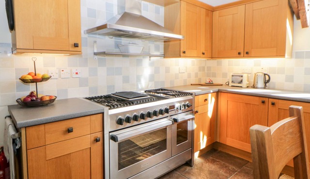 WHISTLEY BARN, pet friendly, character holiday cottage in Blackawton