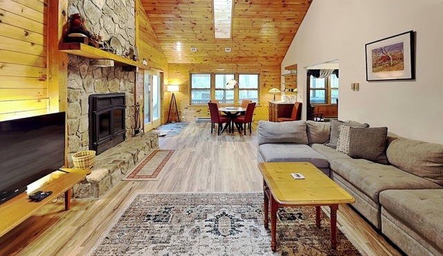Whistling Bear | Serene View, Hot Tub, Large Yard