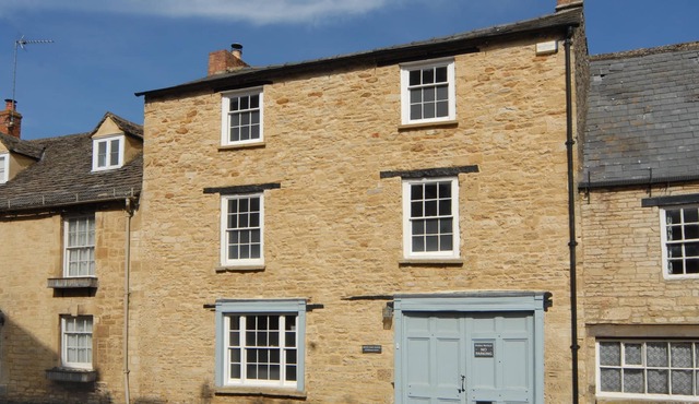 WHITE HART HOUSE, family friendly, with open fire in Burford