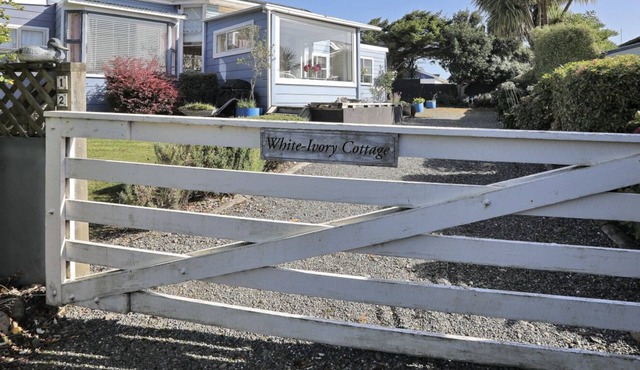 ‘White ivory cottage’ in beautiful Taramea Bay