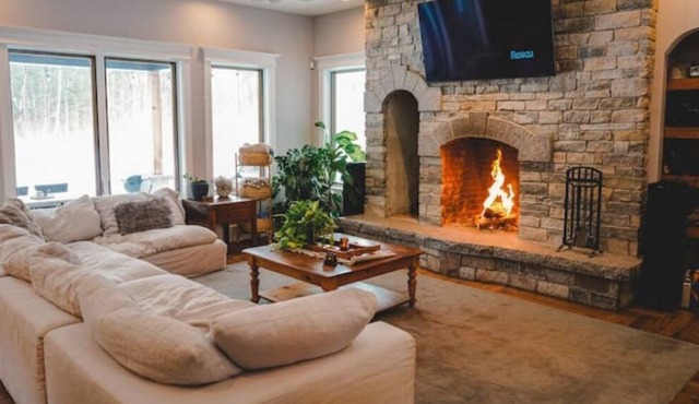 White Mountain Mansion -Secluded property, PETS OK, THEATRE ROOM, GAME ROOM, GYM