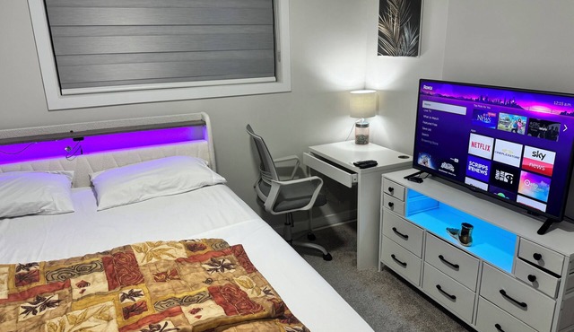 White Private Charm Room near YEG Airport with Shared Bathroom| Shared Kitchen