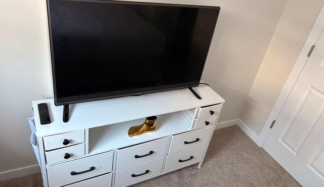 White Private Charm Room near YEG Airport with Shared Bathroom| Shared Kitchen