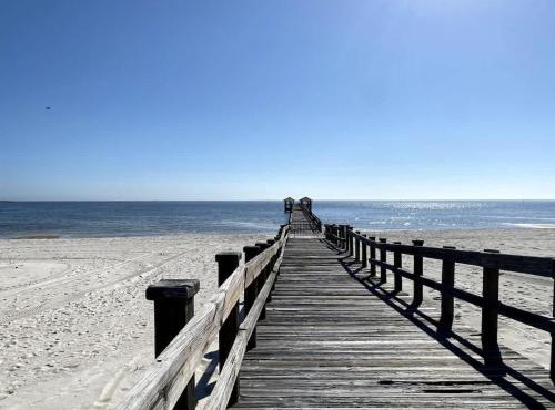 White Sand Getaway steps from Beach