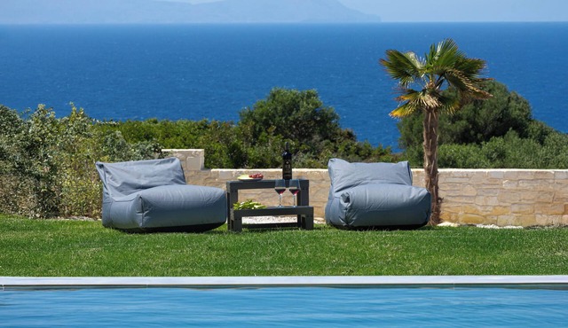White Stone Elegance with Pool, Jacuzzi & Golden Sunsets