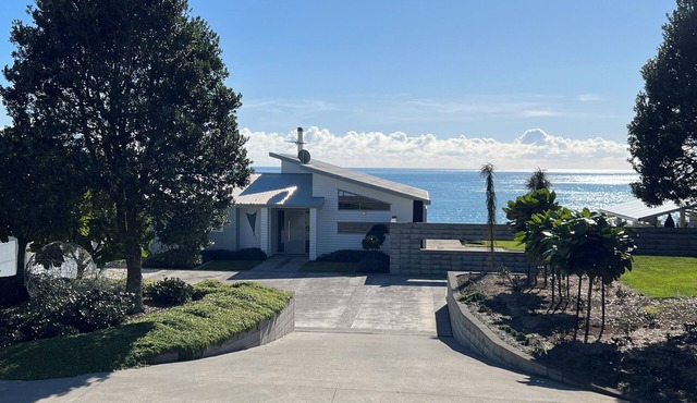 WhiteCliffs Waterfront Beach House Beautiful sea views.