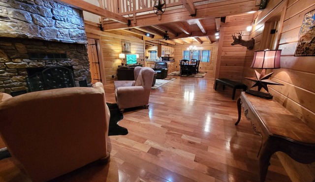 Whitetail Cabin - fireplace, theater room, Wifi!, Family-Sized Log Cabin at Beaver Lake w Forest Vie