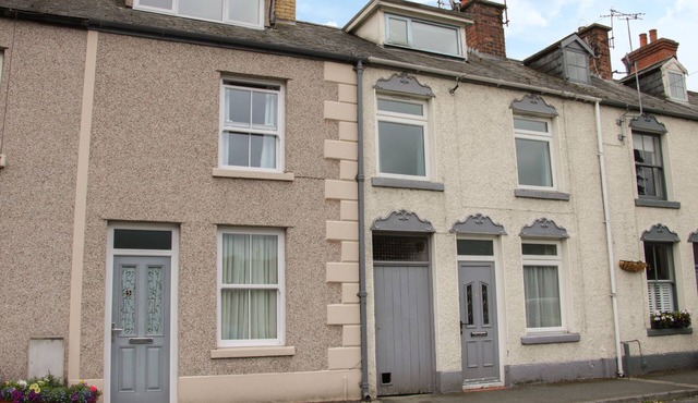 WHITEWATER COTTAGE, pet friendly in Llangollen