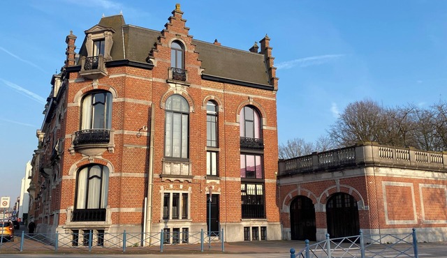 Whole apartment 90 m2 in the heart of the village of Halluin, ceiling height 3.5 m!
