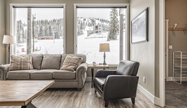 Whole Home includes Suite, Private Hot Tub, Laundry, BBQ, close to village