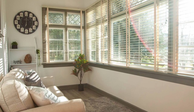 Whole house, modern, spacious and close to town center, free wifi and parking