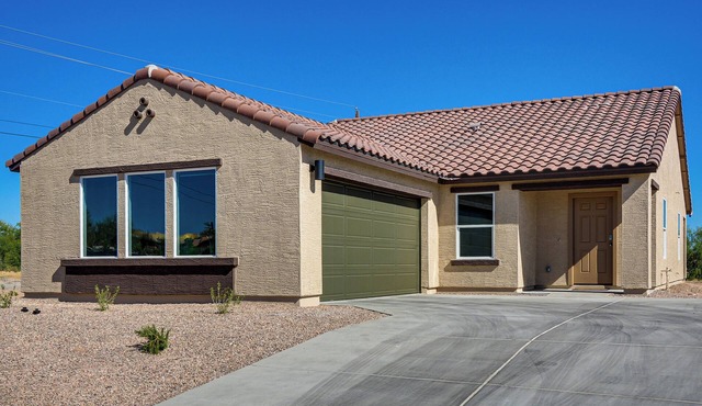 Wickenburg Golf Getaway w/Patio & Yard!