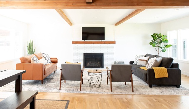 Wide Open Spaces and Views! Beautiful, spacious 3bdr Farmhouse