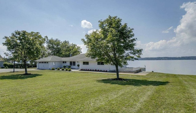Wide Open Views: lakefront home with hot tub