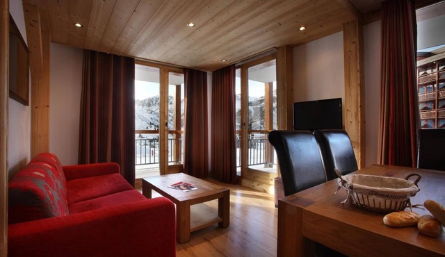 Wifi, 50m from resort center, fitness, swimming pool, sauna, hammam, balcony, tv, ski locker, 120m²