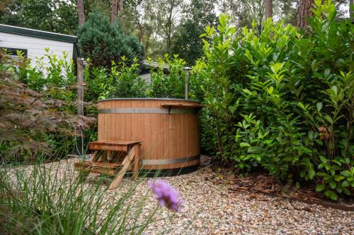 Wild Flower Wellness met privé Sauna en Hottub in prachtige tuin met overkapping