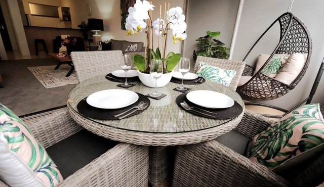 WILD LUXE Exec Apt - FREE Parking & 100MPS+Wifi