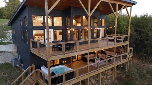 Wild Turkey Overlook - Two Decks Incredible Views Hot Tub
