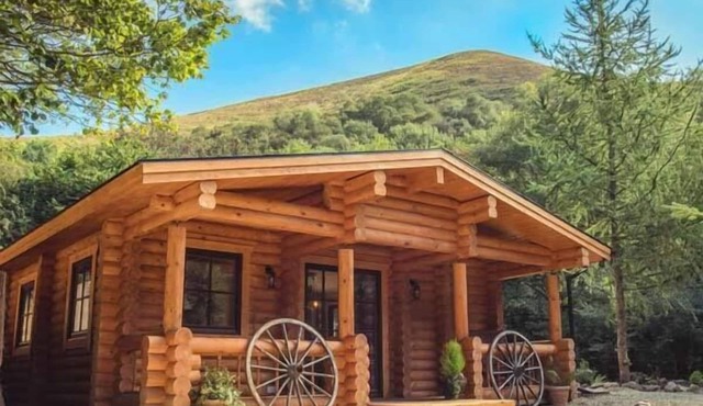 WILDERNESS LODGE, family friendly, with hot tub in Stiperstones