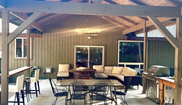 Wilderness&Wanderlust. WiFi, pool access, trails,lake,town.Cabin life elevated.