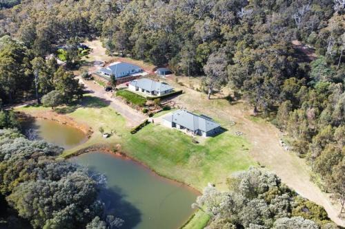 Wildgreen Villa - Lakeside Hideaway in Winery Estate