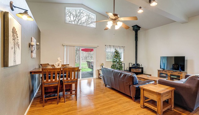Willamette Valley Home on Working Horse Farm!