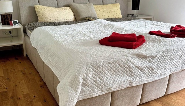 Willkommen in der Wohnung - dem Perfekten Rückzugsort im Herzen der Bezaubernden Rhön und dem Grünen Herzen Deutschlands. Diese neu Erbaute Wohnung Bietet Nicht nur Modernes Design, Sondern Auch ein Einzigartiges Ambiente Direkt im Grünen mit Gemütli