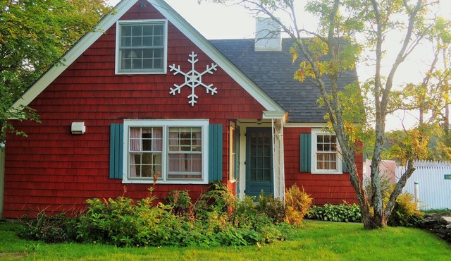 Willoughby Dreaming: Timeless Waterfront Cottage - Dock & Boat Lift