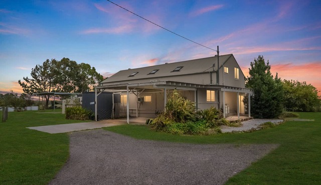 Willow Barn on 9 country acres - Huge Swim Spa - Sleeps upto 20