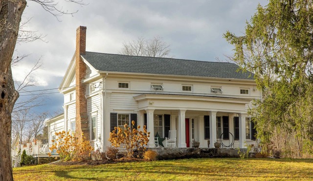 Willow Brook: Historic Farmhouse w/Fun Playroom