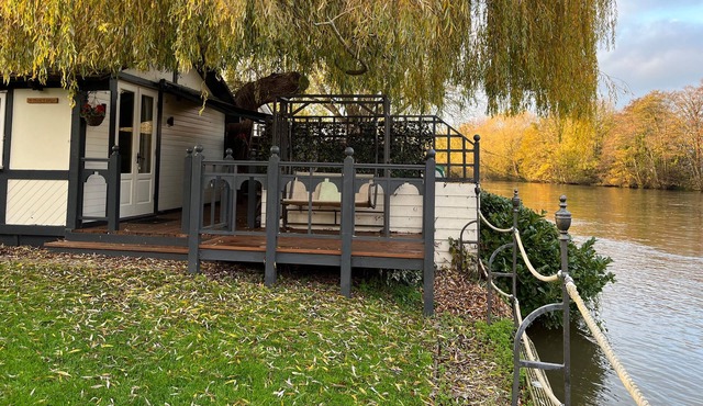 WILLOW LODGE, romantic, with a garden in Windsor, Berkshire