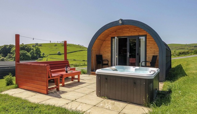 WILLOW, pet friendly, with hot tub in Ulverston