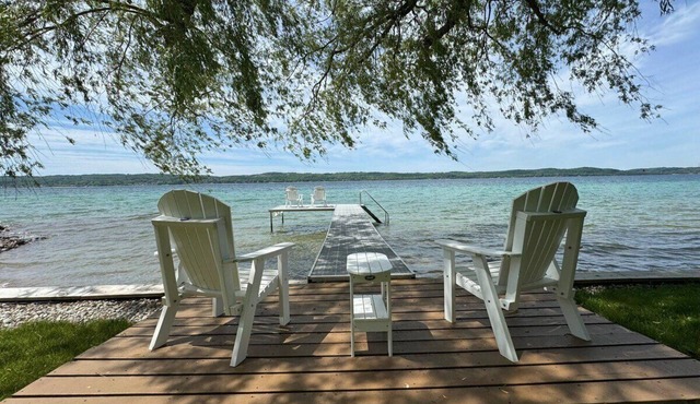 Willow Tree Cottage: Waterfront on Suttons Bay