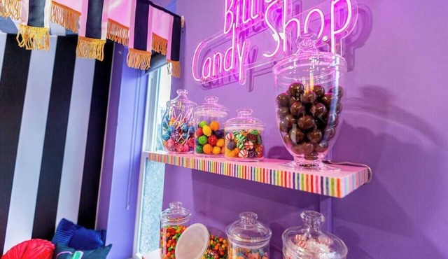 Willy Wonka Themed | King Bed | Convenient parking