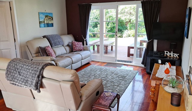 Wind down on White - 3 Bedroom -big Back yard