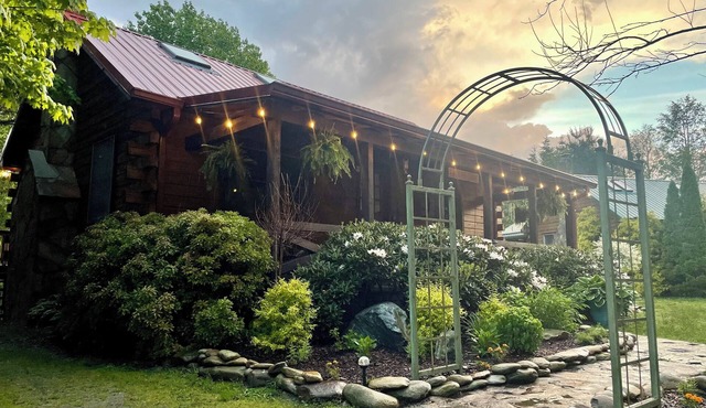 Wind Song: Charming Log Cabin In a Private Neighborhood. 10 Min From Downtown BR